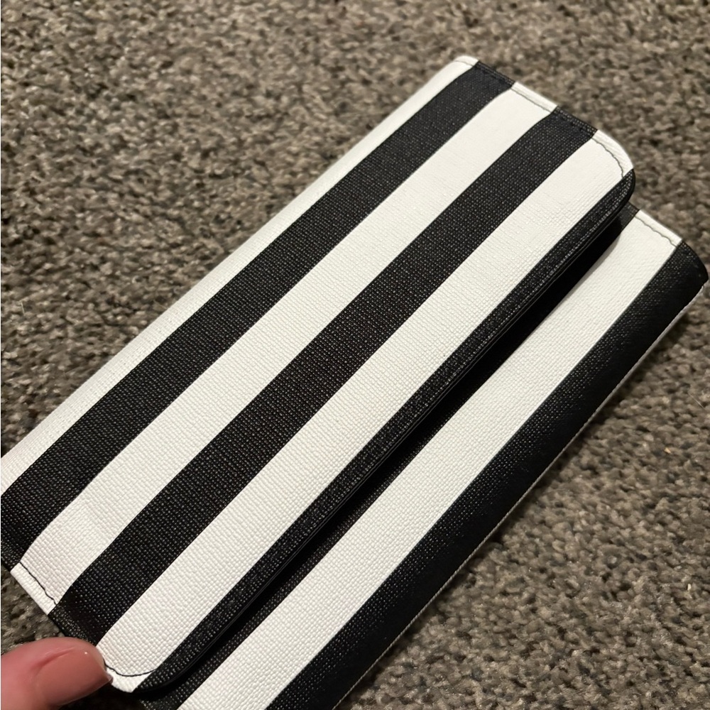 Kut from the Kloth Black and White Wallet